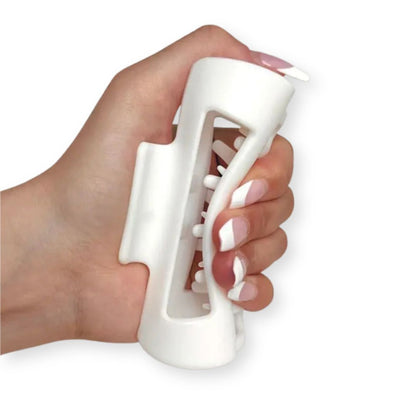 Mise en situation de la souplesse et flexibilité de la grande pince cheveux crabe en silicone - Chic & Coquette