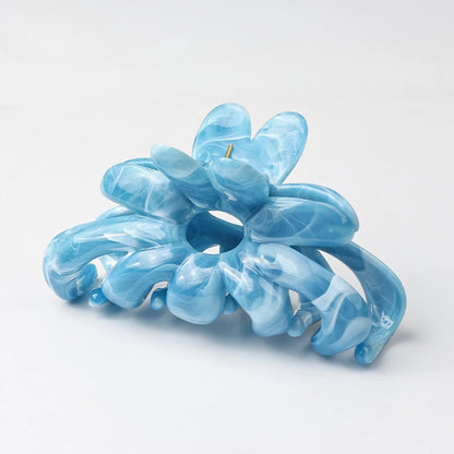 Pince à cheveux crabe en acétate style fleurs en aquarelle Bleu - Chic & Coquette
